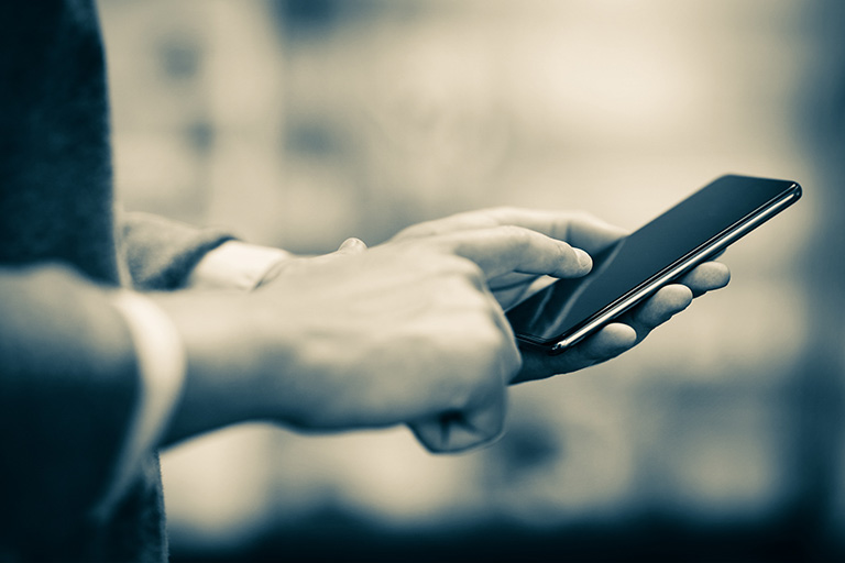osoba korzystająca z telefonu komórkowego